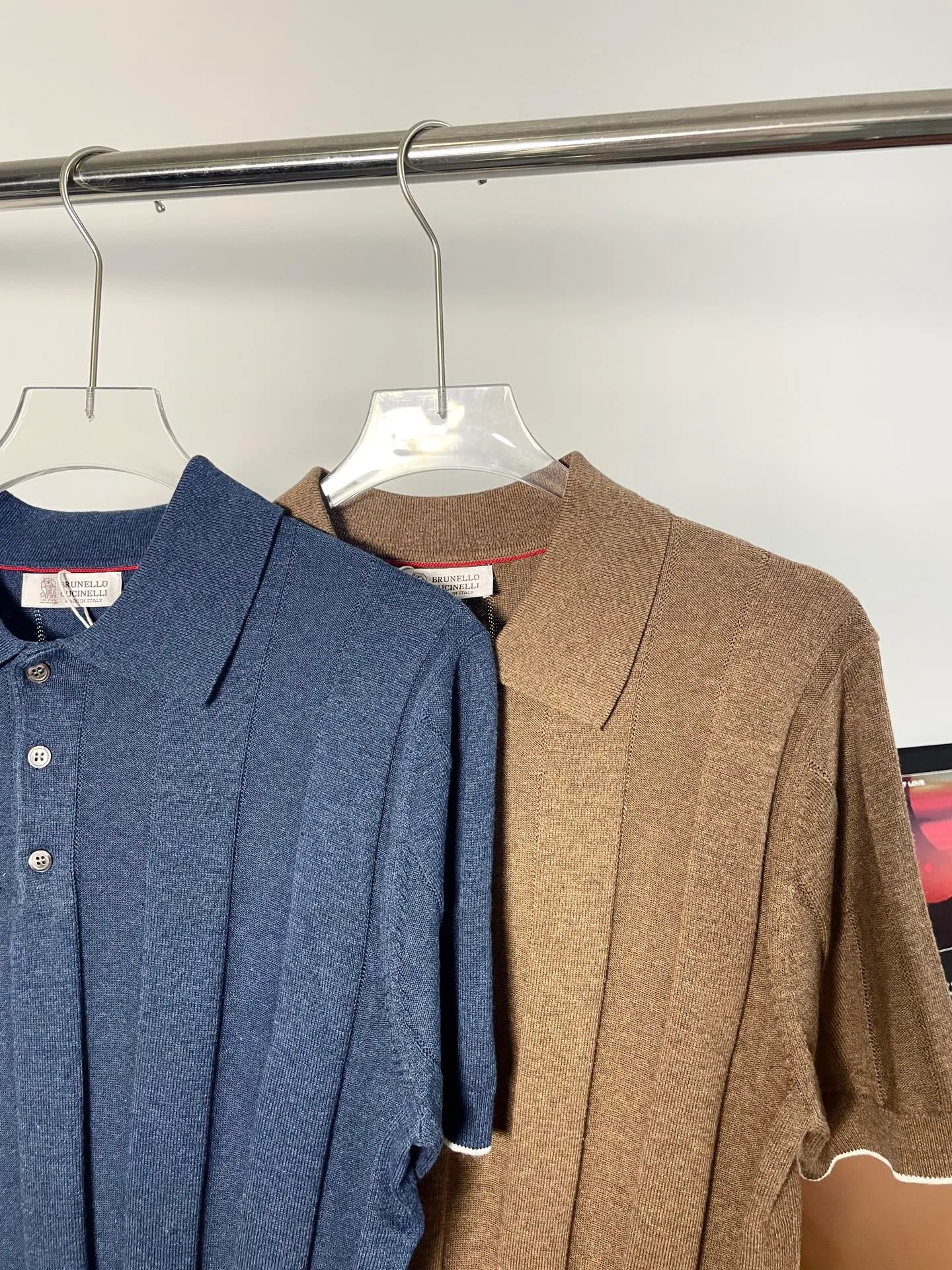185 Brunello Cucinelli Bc old money style POLO knitted short-sleeved Tee. Customized linen and cotton blended wool, woven with imported loom (7 needles), customized wool, wool fermentation wash. Color: Blue Coffee Brown Sizes: S-XL